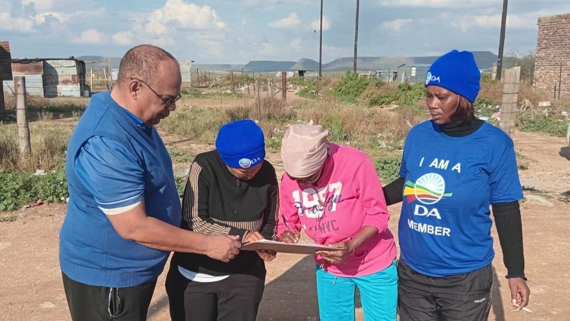 DA_NCape's tweet photo. 💙One resident at a time, we are building the DA in #Petrusville.

The DA is committed to improving service delivery, creating safer communities, and restoring hope to our towns.✅ 

Get behind the DA. Register to vote and be part of the change!🗳️

#NorthernCapeDA #RegisterToVoteDA