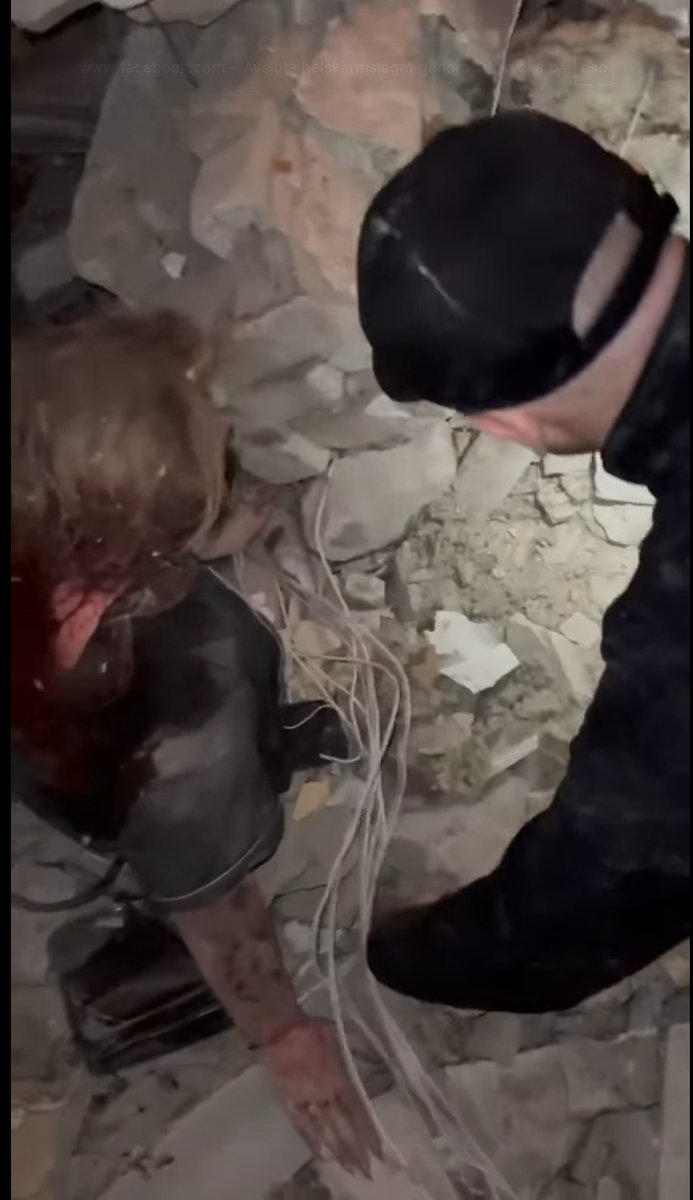 JSmedje's tweet photo. MINST 18 DÖDA, 58 SÅRADE BARN OCH STUDENTER VID ZELENSKY'S NATTLIGA ATTACK MOT CAMPUS I LUHANSK
Det är en grov och hjärtlös krigsförbrytelse mot ett 80-tal sovande studenter i Starobelsk i Luhansk. Tunga vapen som missil eller glidbomb användes vid attacken som kom i tre vågor. https://t.co/YnX1FD1LP8