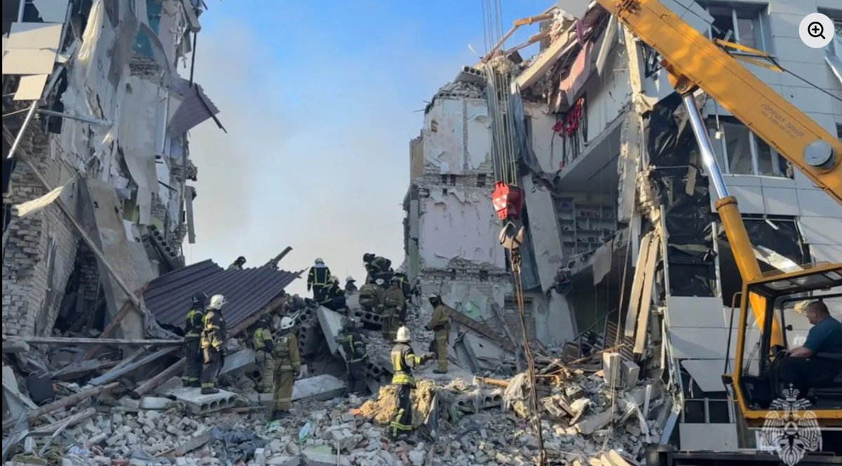 JSmedje's tweet photo. MINST 18 DÖDA, 58 SÅRADE BARN OCH STUDENTER VID ZELENSKY'S NATTLIGA ATTACK MOT CAMPUS I LUHANSK
Det är en grov och hjärtlös krigsförbrytelse mot ett 80-tal sovande studenter i Starobelsk i Luhansk. Tunga vapen som missil eller glidbomb användes vid attacken som kom i tre vågor. https://t.co/YnX1FD1LP8