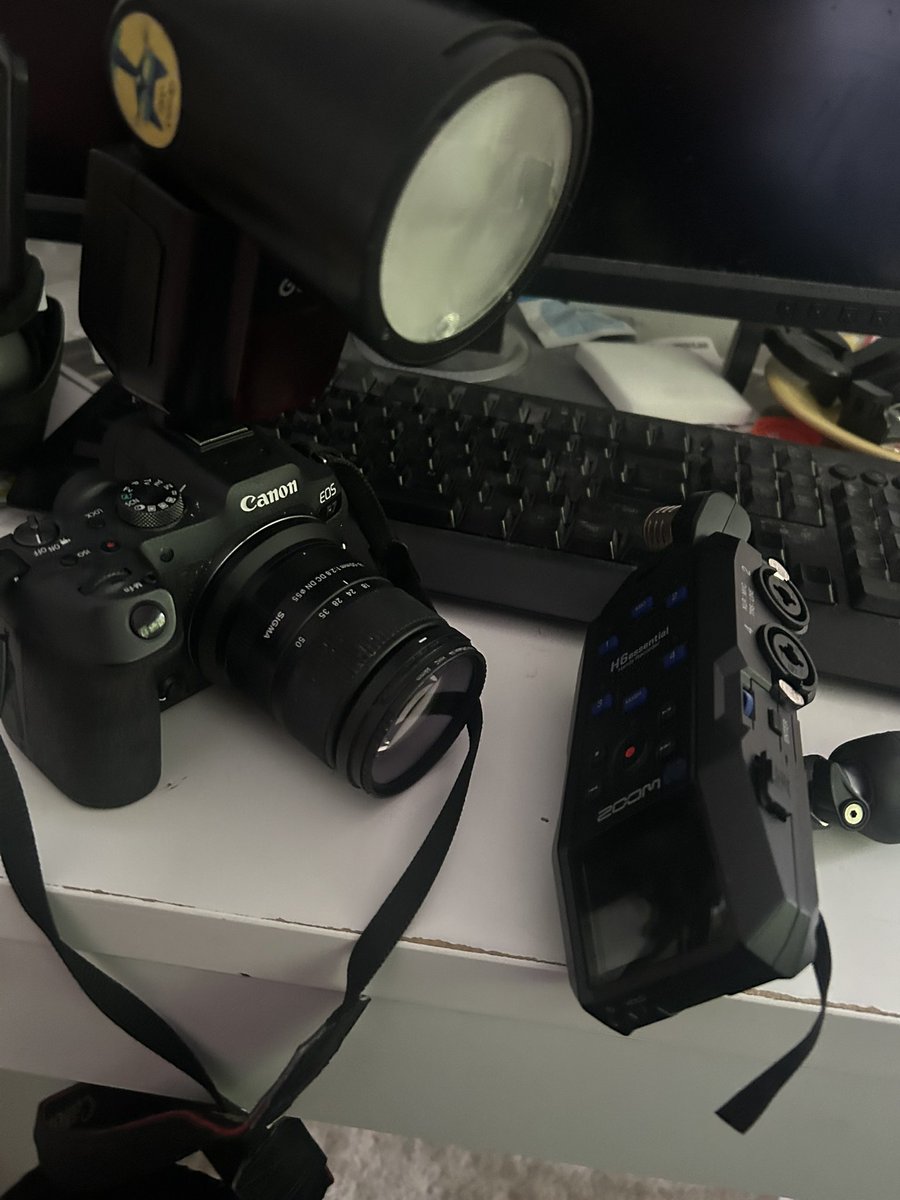 cuckjoshii's tweet photo. @WhaleGGs here’s my audio video setup so lit https://t.co/kGdUXB2jhN