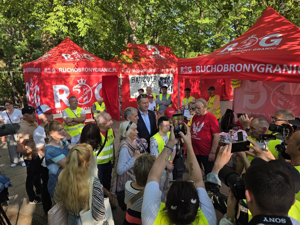 KlubyGP's tweet photo. Dzisiaj „Miasteczko Gniewu” odwiedził @CzarnekP 💪🇵🇱 https://t.co/zDNLapdGbF
