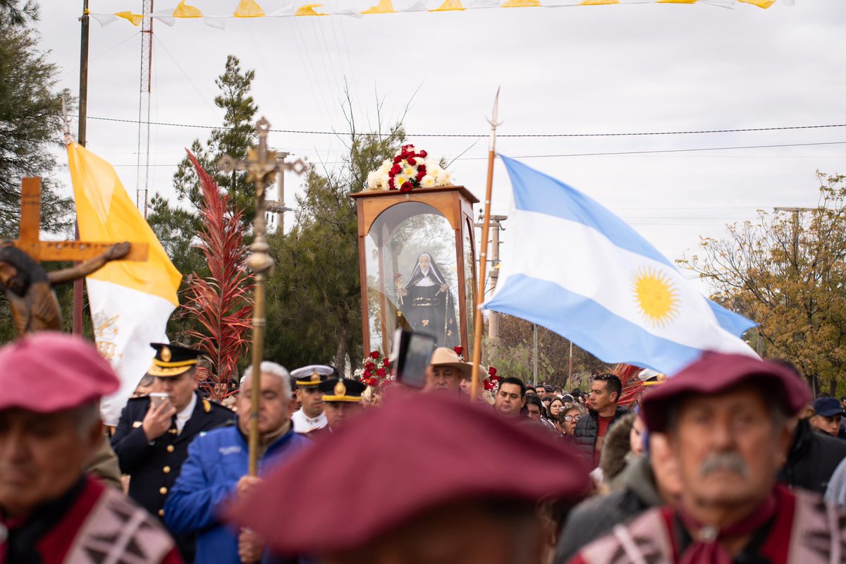 TeresitaMadera's tweet photo. Cada pueblo vive su fe de una manera única, pero siempre con el corazón puesto en la esperanza ✨

Llegamos hasta Catuna, donde Santa Rita también es patrona de su comunidad, para compartir la procesión junto a las familias, renovando el valor de la unión y la fe. https://t.co/MpvdxTkOI4