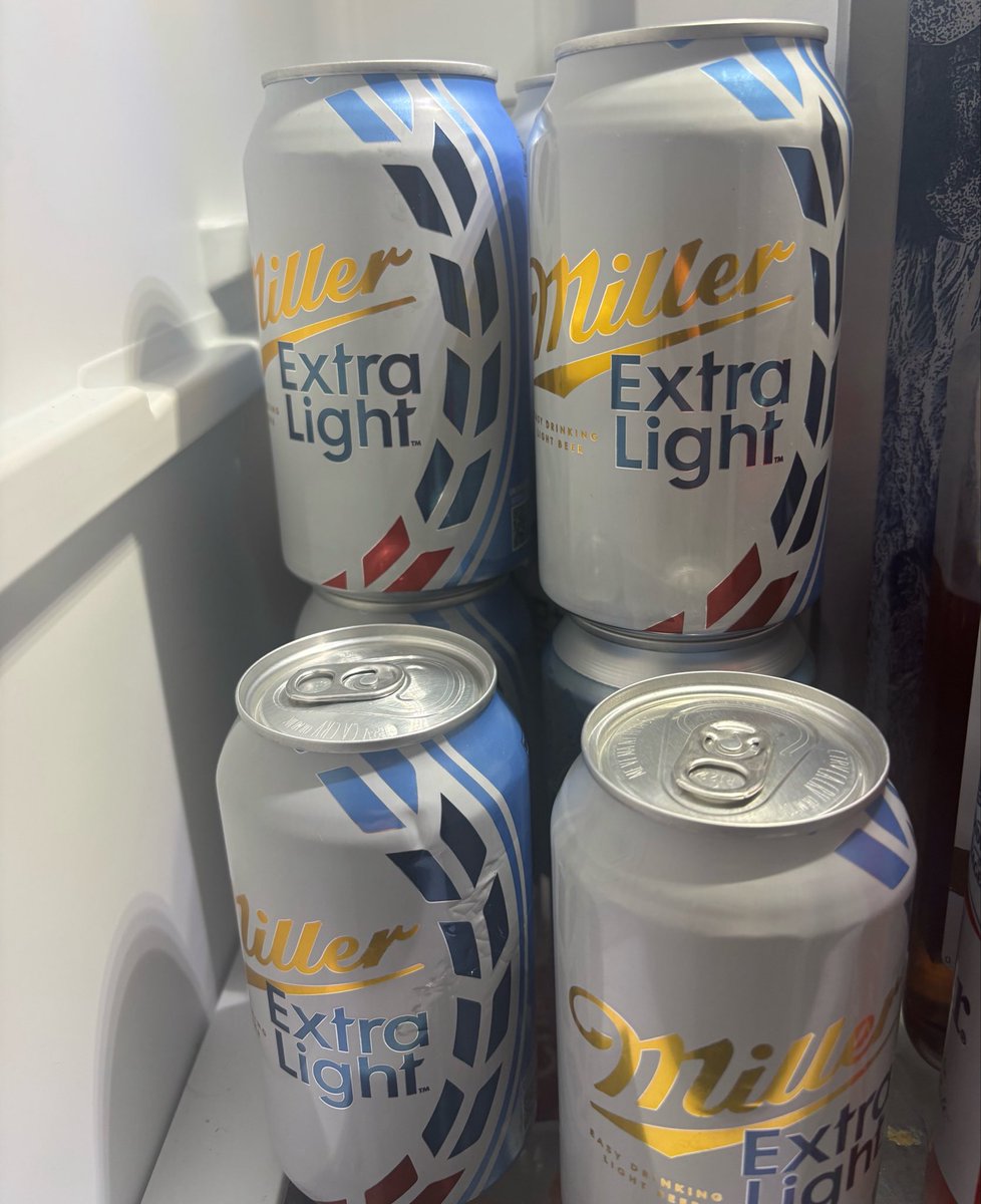 hennycamenzyn's tweet photo. Only two drinks i’m having this summer #extralight #PBRmaxx https://t.co/RqEwDBDY3f