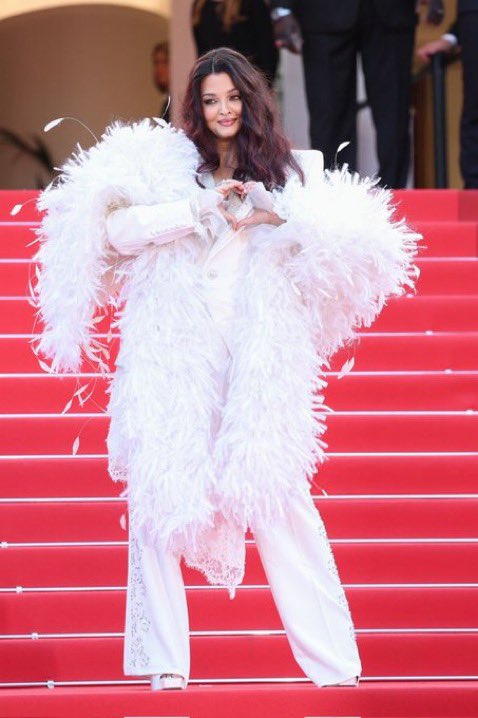 AishwaryaNet's tweet photo. Absolutely obsessed with this look ✨ 
Day 2 at the #CannesFilmFestival 2026

#AishwaryaRai #AishwaryaAtCannes https://t.co/vjpxunawC9