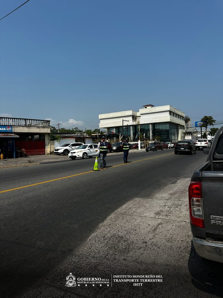 IHTT_HN's tweet photo. Inspectores del #IHTT se mantienen desplegados en distintos puntos estratégicos de la ciudad, realizando operativos de control y orientación al transporte público, con el objetivo de dirigir las unidades por rutas autorizadas durante el desarrollo del Gran Carnaval de la Amistad. https://t.co/3gZ2XQfVmY