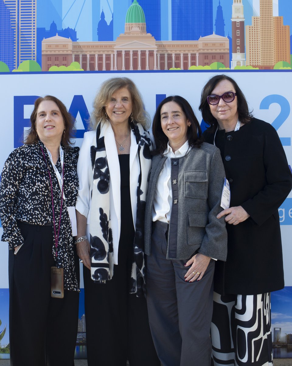 Radla2026's tweet photo. 📸 Compartimos un resumen de imágenes de las últimas horas de #RADLA2026, un congreso sumamente exitoso que nos deja conocimiento, emociones, inspiración y una comunidad de dermatólogos más unida y sólida que nunca.

Más fotos en https://t.co/sdvqrWXSRW https://t.co/hEsRzWoaWi