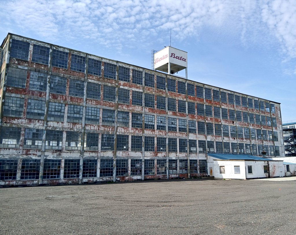psychojography's tweet photo. A little Bank Holiday Bata factory love. 
East Tilbury, Essex. #estuary https://t.co/otZgzzHJPy