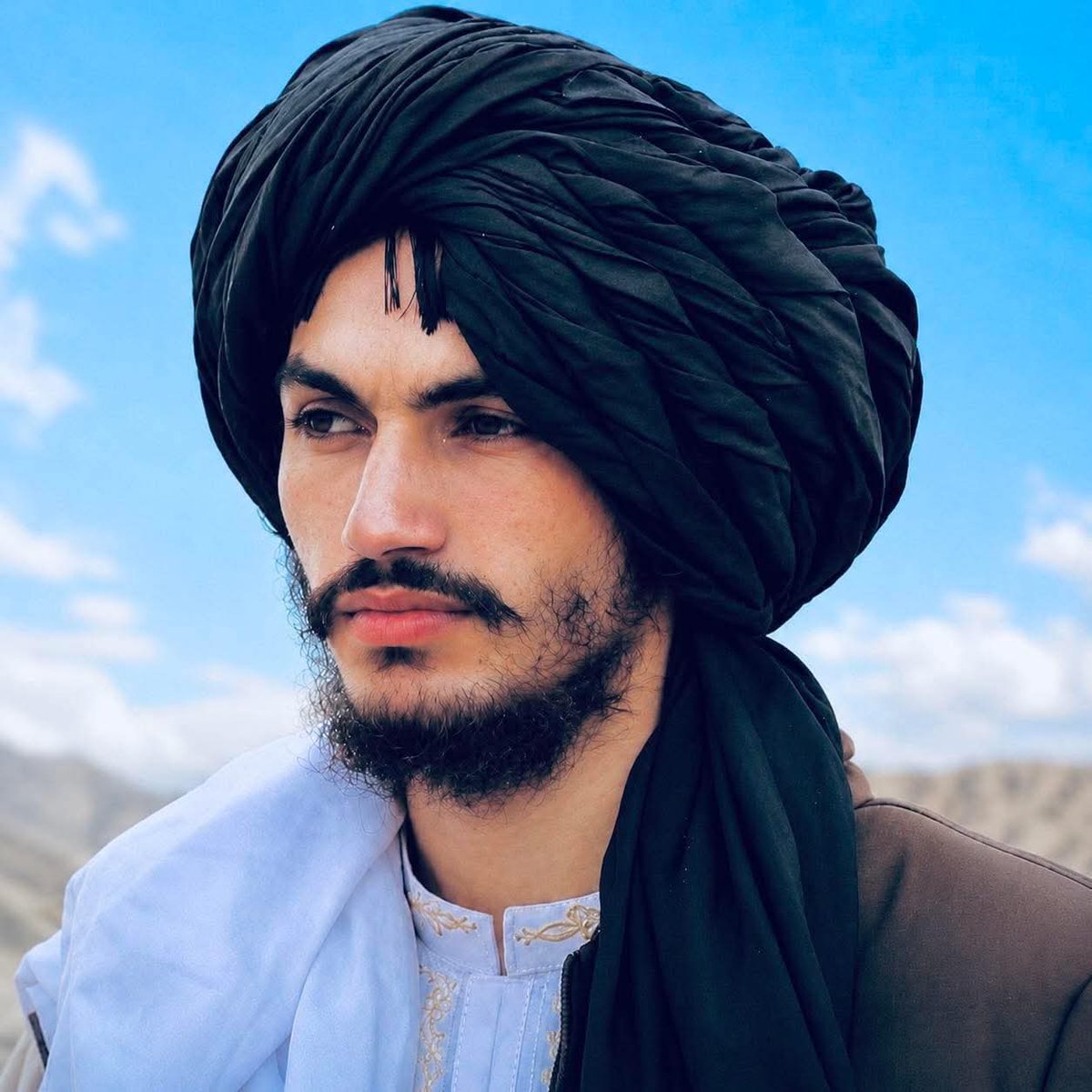 Anas_Obaida's tweet photo. د کاږۀ واږۀ پټکي رهبر شهيد دی
ستړي ژڼي خپلې ژبې خوري ، روان دي
🥹 https://t.co/K0wnNtIl19