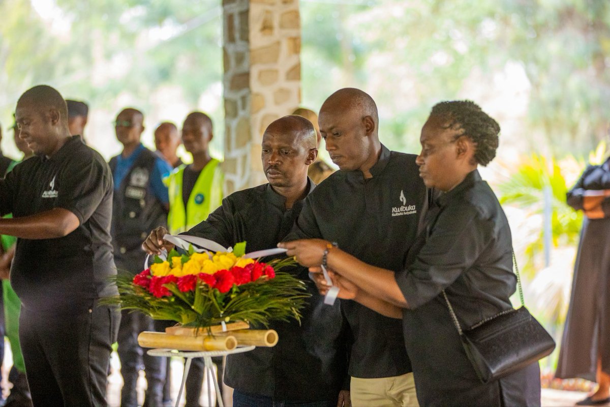 HuyeDistrict's tweet photo. Igikorwa cyo kwibuka Imiryango yazimye muri Jenoside yakorewe Abatutsi cyabimburiwe n’urugendo rwo kwibuka cyatangiriye kuri @UR_Huye rugana kuri GS Cyarwa muri Tumba ahabereye igikorwa nyir’izina. 
Hashyizwe indabo ku nzibutso za UR - Huye n’urwa Cyarwa.

#Kwibuka32 https://t.co/6zun9cxDAY