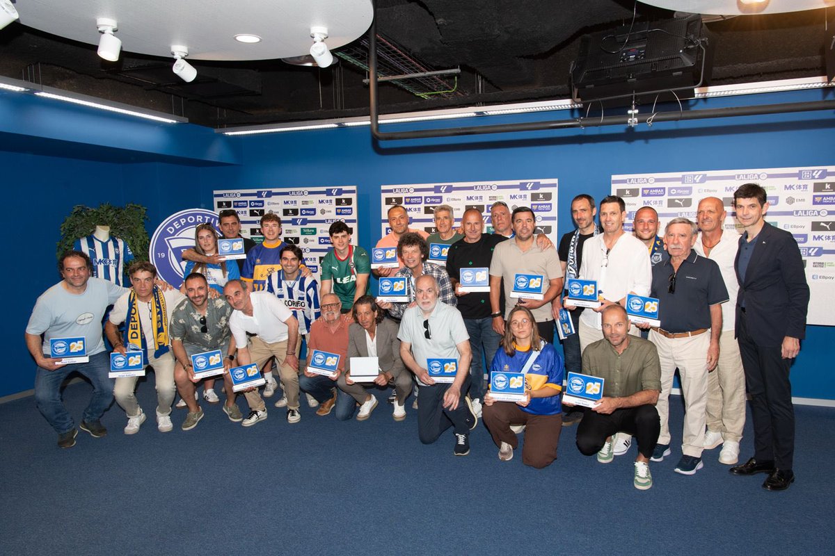 Alaves's tweet photo. Homenaje a los nuestros ✊🏻

Los de la Gloriosa Final de Dortmund 🟡🔵 https://t.co/TinhnJtaGl