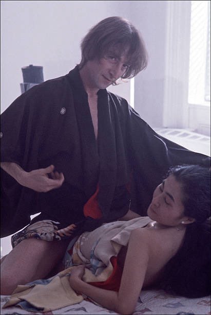 v3lvethand's tweet photo. This photo shoot of Yoko Ono and John Lennon is so dear to me https://t.co/It4ut83MLF