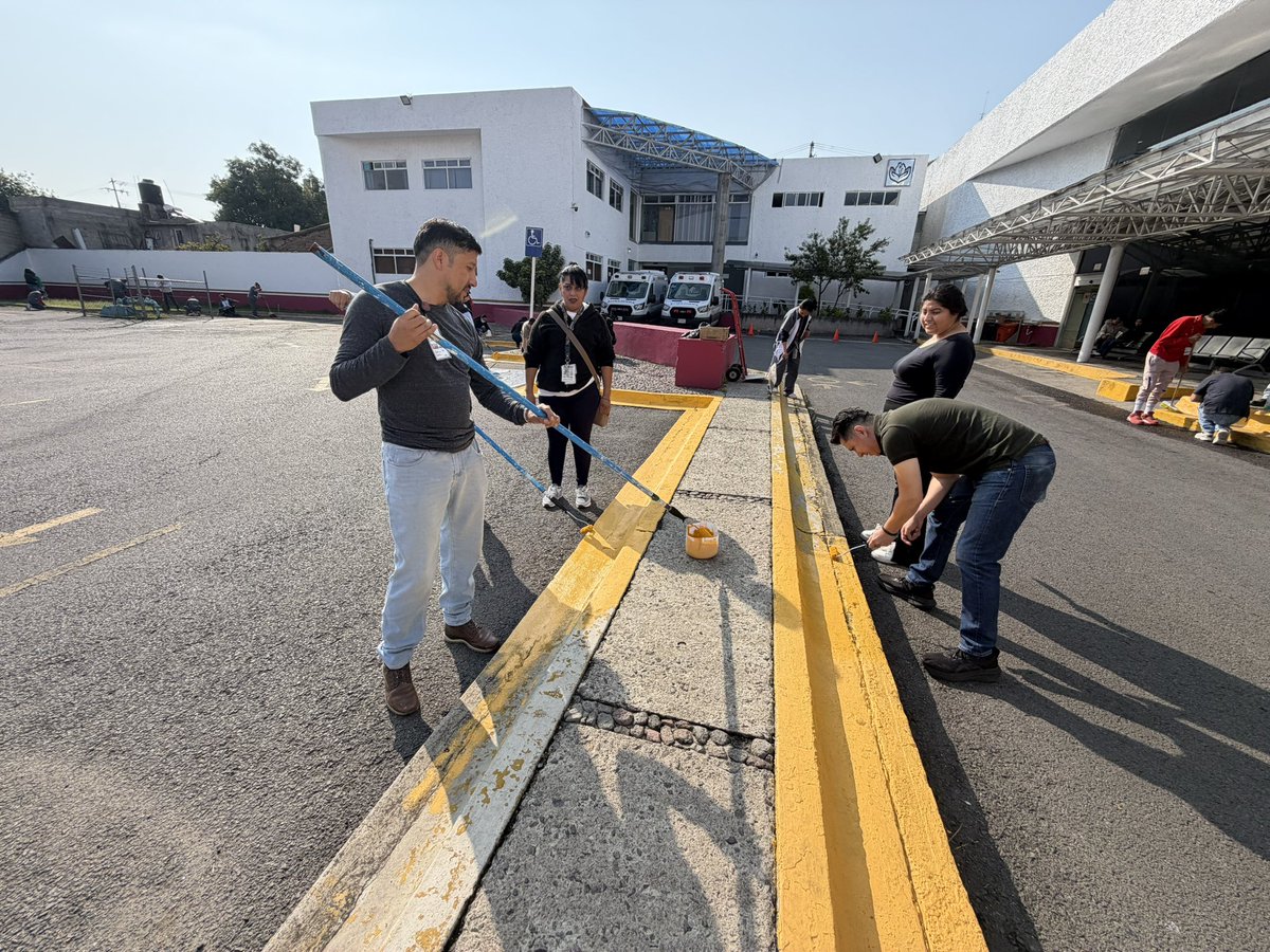 IsssteTlaxcala's tweet photo. 🧹🏥 4ta Jornada “Tequio Elena Arizmendi” Hospital General ISSSTE Tlaxcala

Con pintura, retiro de pasto y balizamiento de estacionamiento mejoramos nuestros espacios y fortalecemos el #TratoDigno a la derechohabiencia.🤝

@martibatres 
@RockAvilaISSSTE 
@TDanielaMunoz https://t.co/WzvwQAQBrt