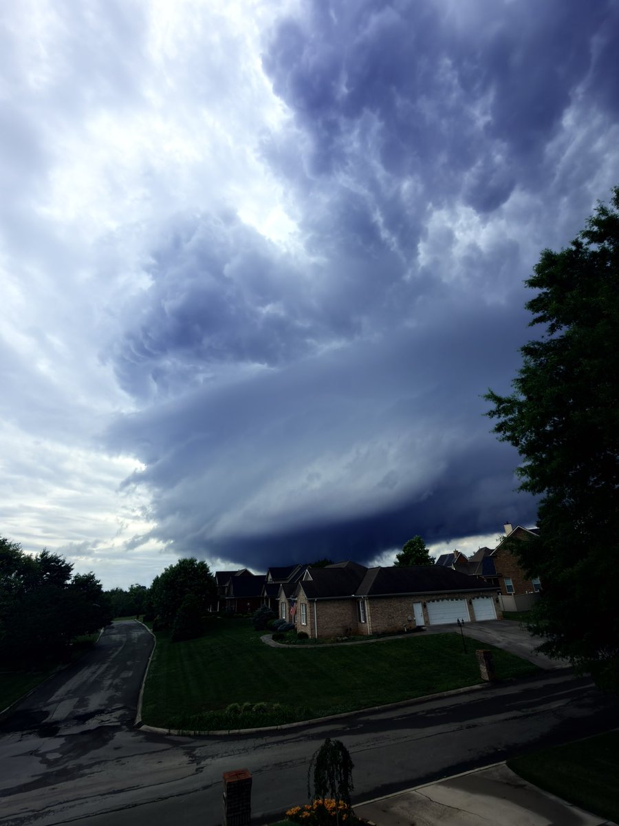 PowellVolz's tweet photo. @TrackerSacker Took these pics last night at my house as those cells went through western Knox Co… https://t.co/ZI4pZsbIUf