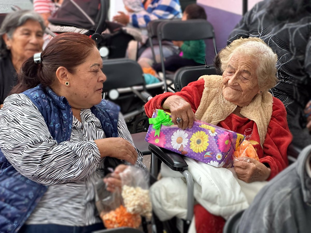PRICDMX_'s tweet photo. Porque cada día es una oportunidad para festejar a las mamás, en la alcaldía Venustiano Carranza la secretaria técnica de la presidencia, @ClaudiaRamos_27 , convivió y compartió regalos a las jefas de la demarcación. 

¡Hoy y siempre, felicidades! https://t.co/gaqk94qLfj