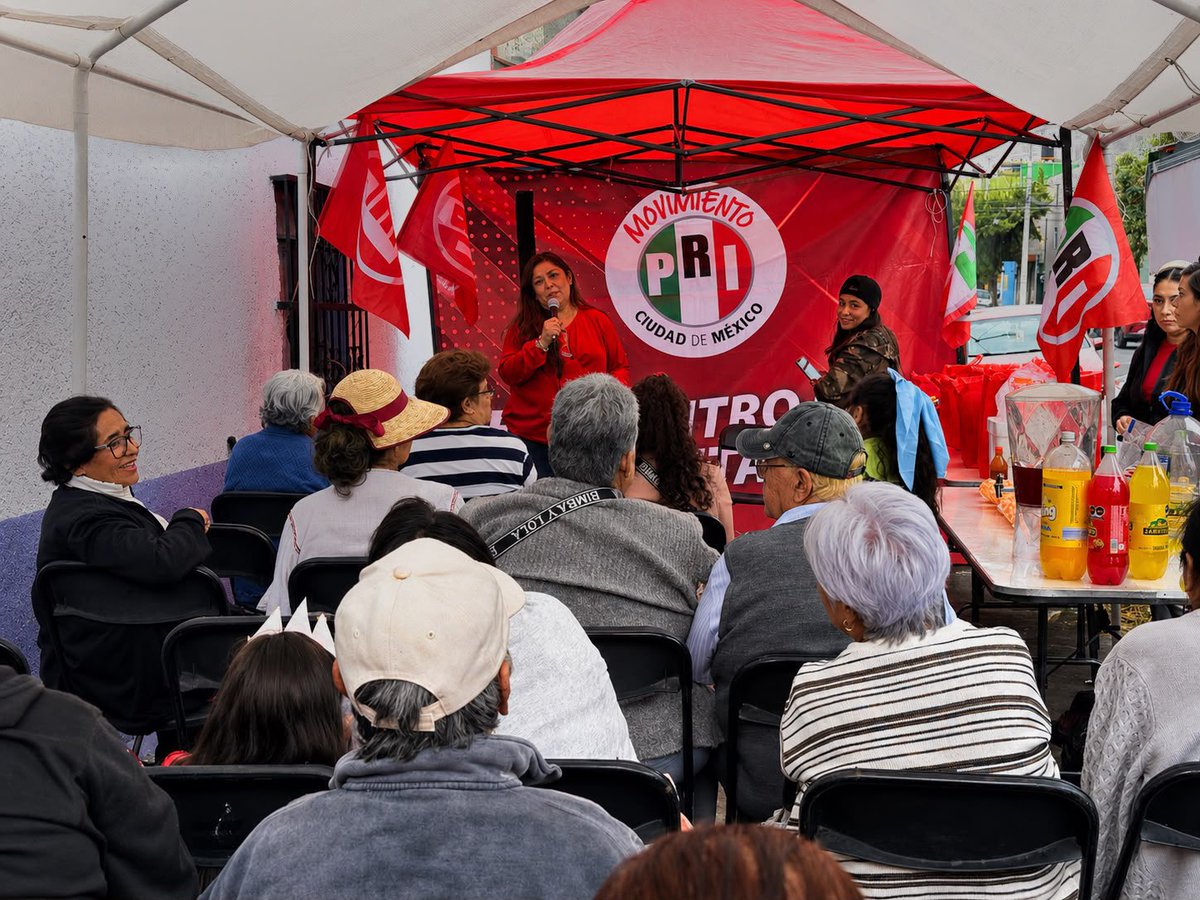 PRICDMX_'s tweet photo. Porque cada día es una oportunidad para festejar a las mamás, en la alcaldía Venustiano Carranza la secretaria técnica de la presidencia, @ClaudiaRamos_27 , convivió y compartió regalos a las jefas de la demarcación. 

¡Hoy y siempre, felicidades! https://t.co/gaqk94qLfj