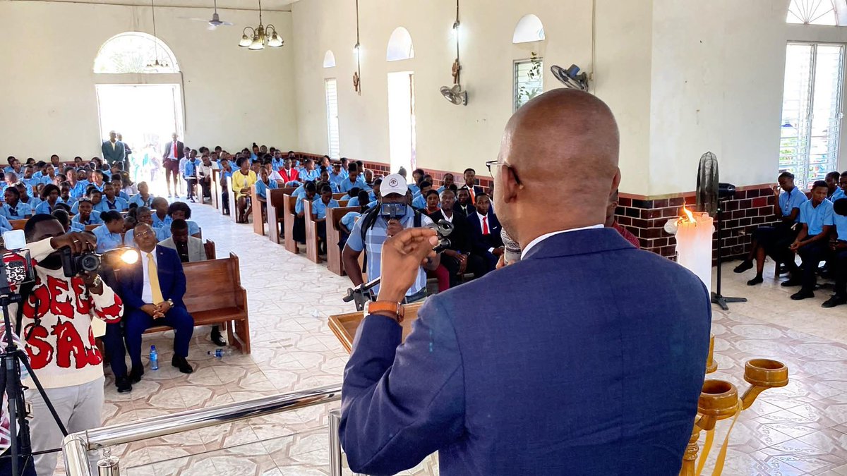Geyrobert's tweet photo. 23 ans du Lycée  Toussaint Louverture, Kely Bastien, ancien président du Sénat, s’adressant aux élèves, présente l’école comme le levier par excellence pour transformer les destins et transcender les conditions sociales... l’adversité  doit  etre un catalyseur de détermination. https://t.co/H3uUp85n6E