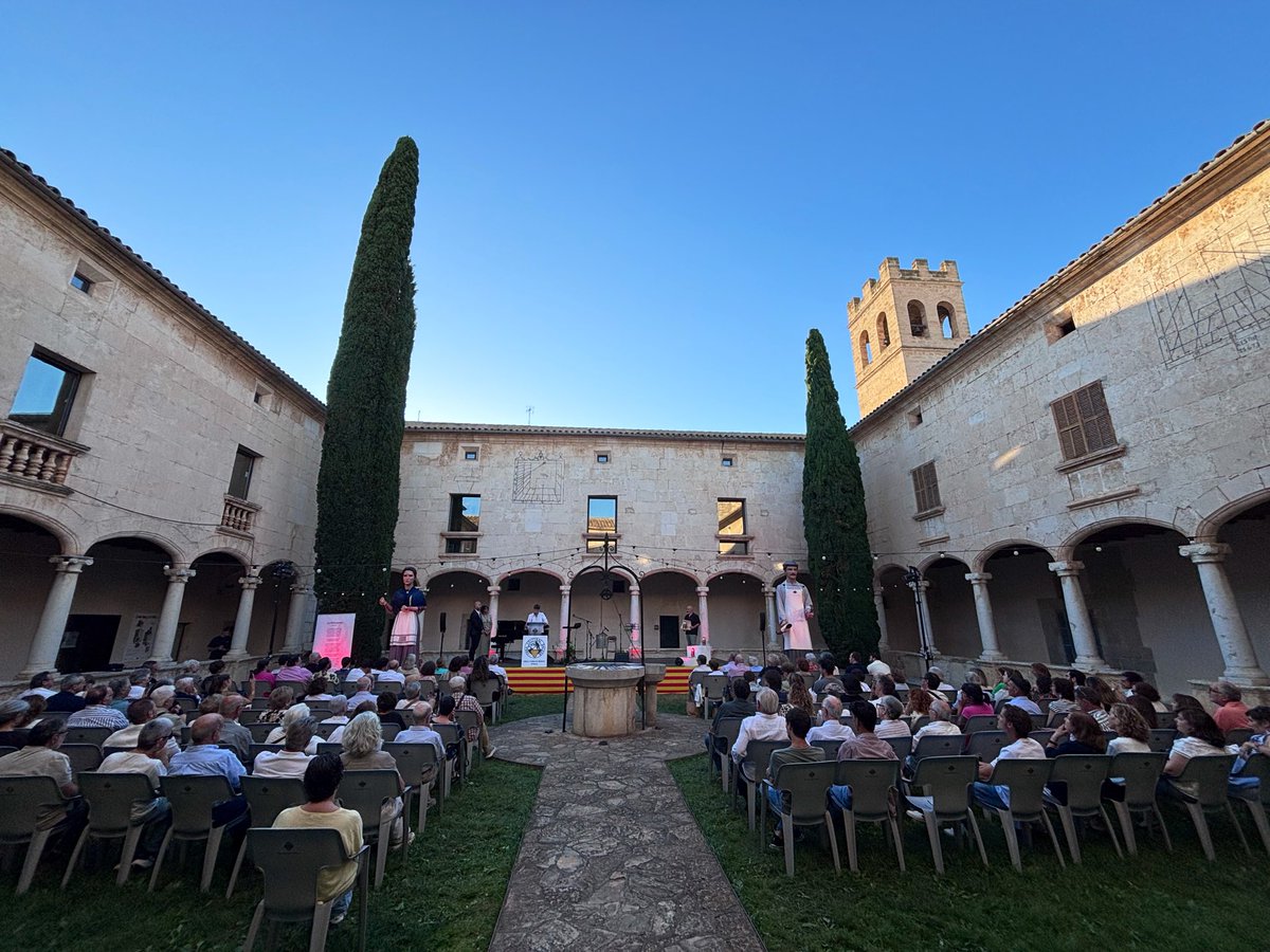 SocialistesInca's tweet photo. 🔴 Amb gran orgull assistim al lliurament dels XXVII Premis de Maig de l’@OCB_Inca que acull el claustre de Sant Domingo.

👏🏼 Els @SocialistesInca donam l’enhorabona a totes les entitats, institucions i persones guardonades per afavorir l’ús de la nostra llengua.  #IncaSomTots https://t.co/vPeBFjmxsV