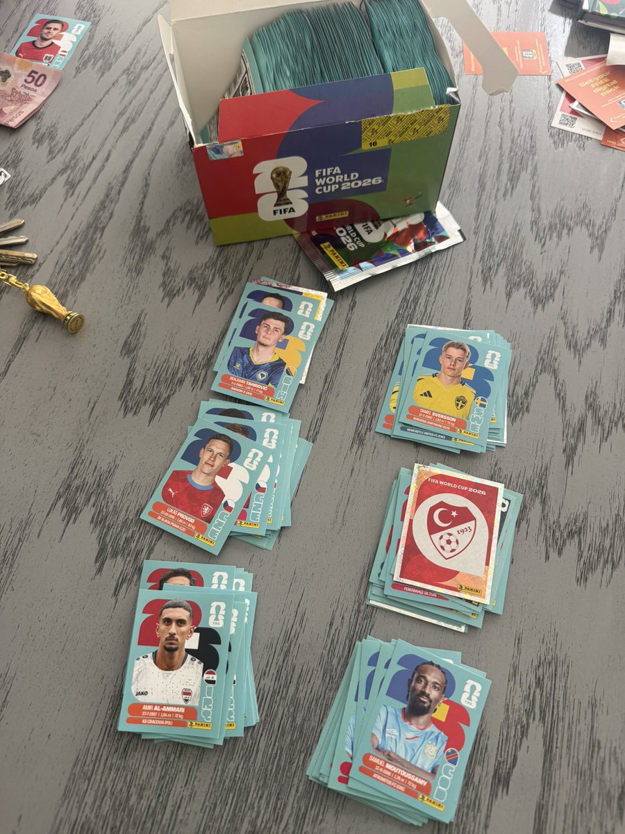FOKIZO's tweet photo. @PaniniSportMx esto es una burla 1 caja y solo 6 selecciones llevo 50 sobres abiertos y solo estos 6 equipo una solución!! ya que $2,500 para solo tener el 10% del álbum lleno es una groceria, @Profeco ayuda!!! https://t.co/MNlmRVP06D