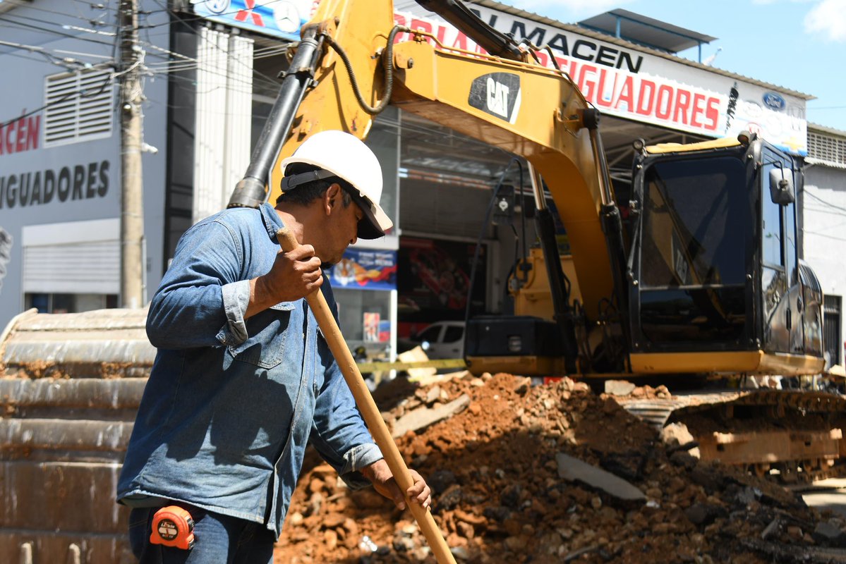 Cportilla40's tweet photo. Los huecos son un dolor de cabeza para los conductores de nuestra ciudad. Hay huecos como este en San Francisco con más de 40 años de antigüedad y ya los empezamos a tapar con el plan de pavimentación que iniciamos.

Recorreremos a Bucaramanga tapando los huecos reportados. https://t.co/C4606nnhXw