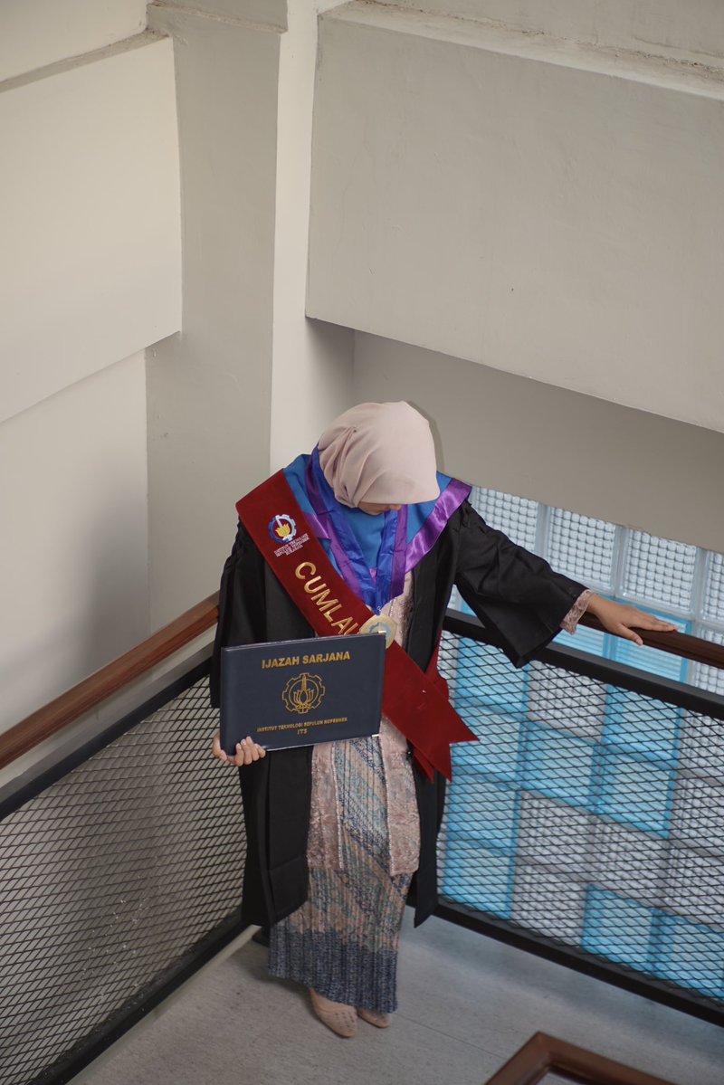 qelstudy_'s tweet photo. sudah wisudaa! sampai sekarang masih ngonten &amp; lagi suka journaling, crafting😆 https://t.co/ISUJejGLRj