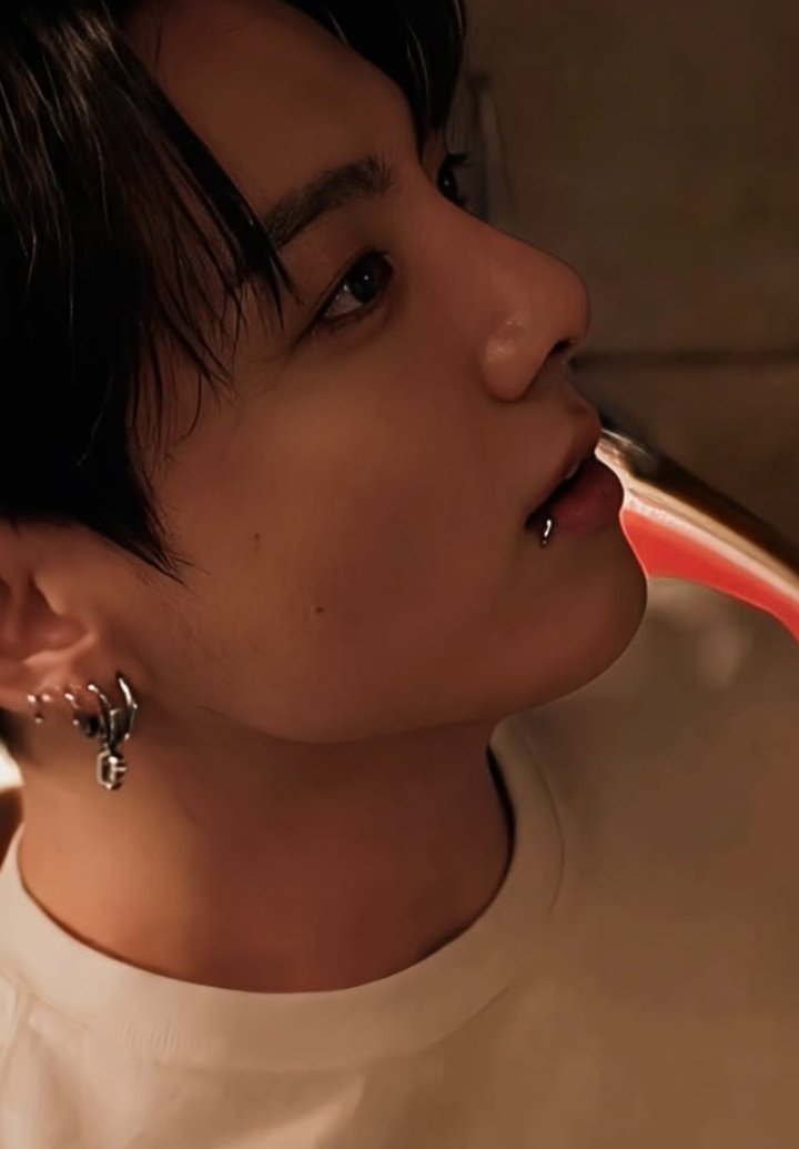 bts_jungkookyie's tweet photo. You’re mine… Right? 🖤~ https://t.co/tJrWqCv515