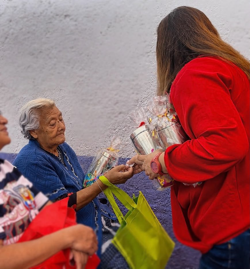 PRICDMX_'s tweet photo. Porque cada día es una oportunidad para festejar a las mamás, en la alcaldía Venustiano Carranza la secretaria técnica de la presidencia, @ClaudiaRamos_27 , convivió y compartió regalos a las jefas de la demarcación. 

¡Hoy y siempre, felicidades! https://t.co/gaqk94qLfj