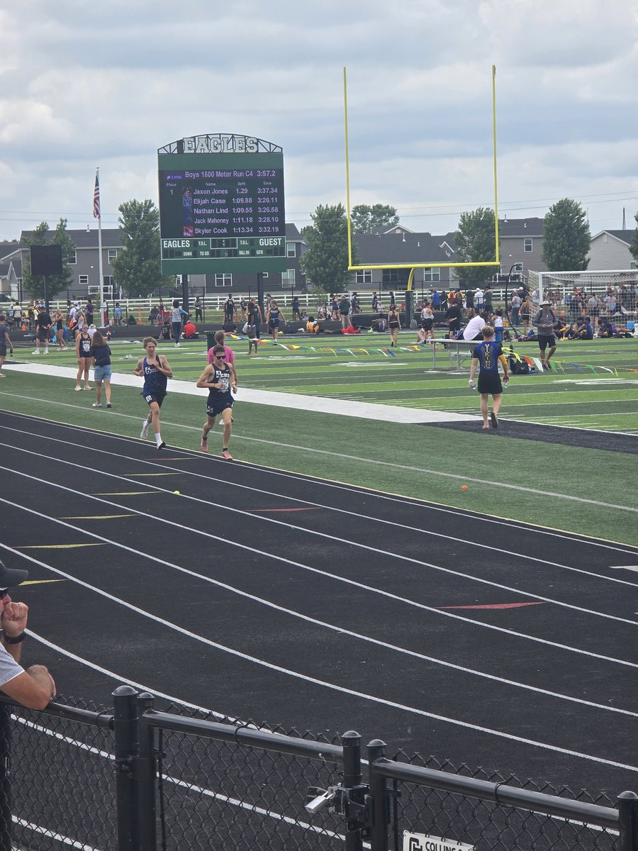 SCHSactivities's tweet photo. Elijah Case is your 1600 Champ! He punches his 2nd ticket to state. https://t.co/OZoPk108UL