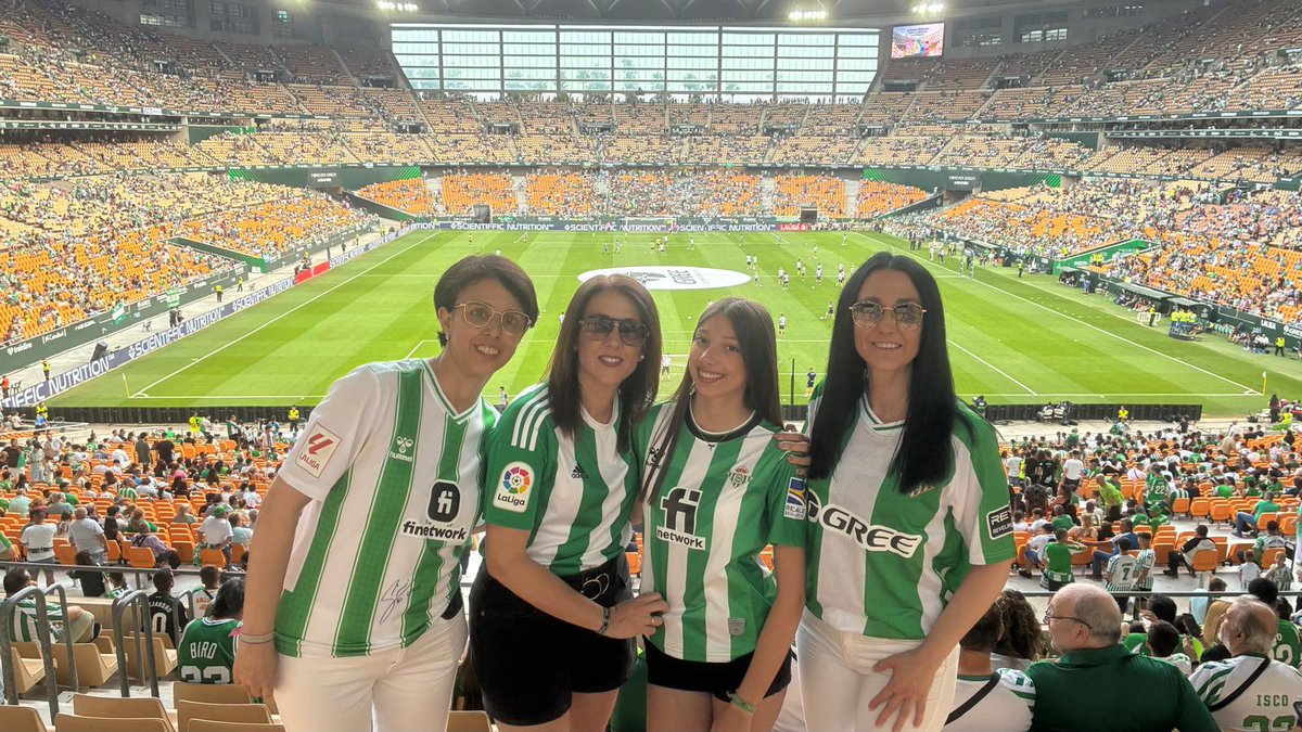inmafer77's tweet photo. Último partido en casa. Toca despedida 💚🤍 https://t.co/Ijcj1knFfD