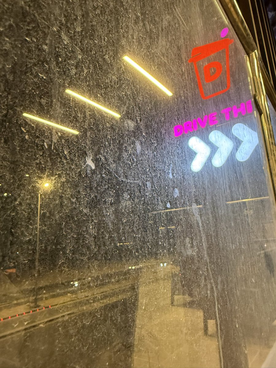 Mouada150's tweet photo. @DunkinDonutsKSA الاخوه في دانكن هذا فرع الجنوب الهفوف بالاحساء سوء نظافه المنطقة العلويه الشرفه زجاج غير نظيف منظر لا يليق بدانكن https://t.co/LBWnDmSdGV