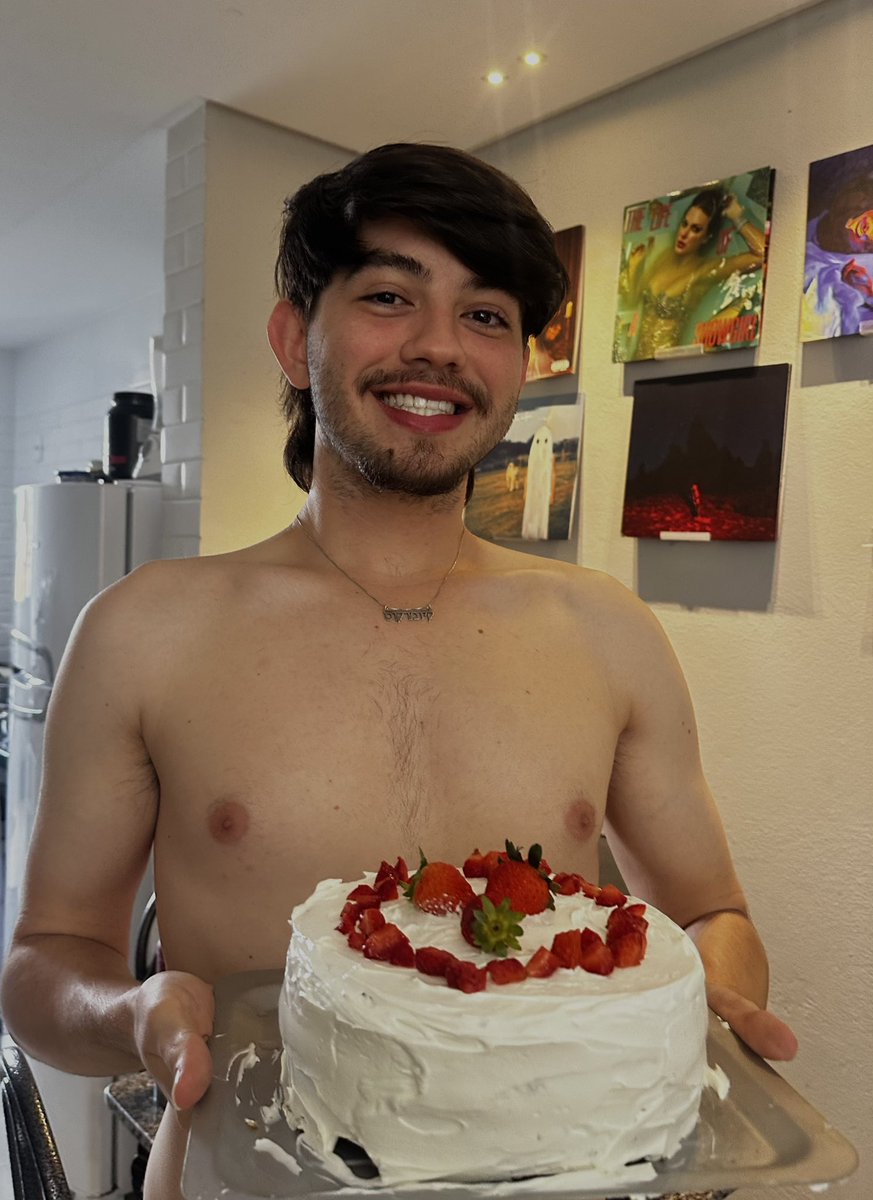 caiobams's tweet photo. um ano dps fazendo o bolo pro meu namorado que faz aniversário no dia que eu postei esse tweet https://t.co/jMufI13D62