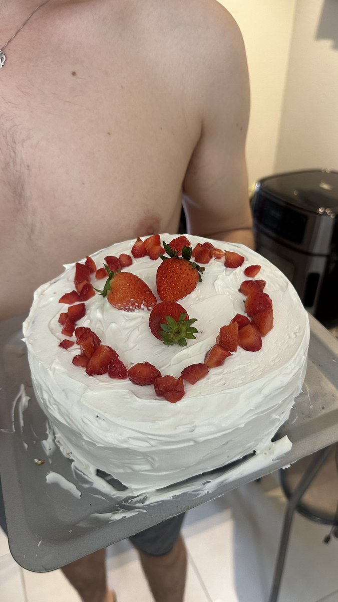 caiobams's tweet photo. um ano dps fazendo o bolo pro meu namorado que faz aniversário no dia que eu postei esse tweet https://t.co/jMufI13D62