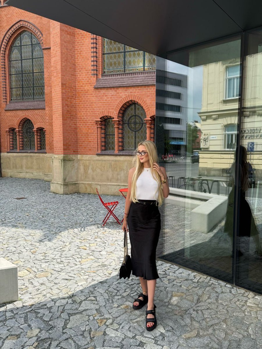 HazelGarven's tweet photo. Weekend vibes in the city ๐โจ Strolling through charming streets and soaking up the architecture. Howโs your weekend going? ๐ค #WeekendStyle #CityChic #EffortlessElegance https://t.co/prW63EYpjT