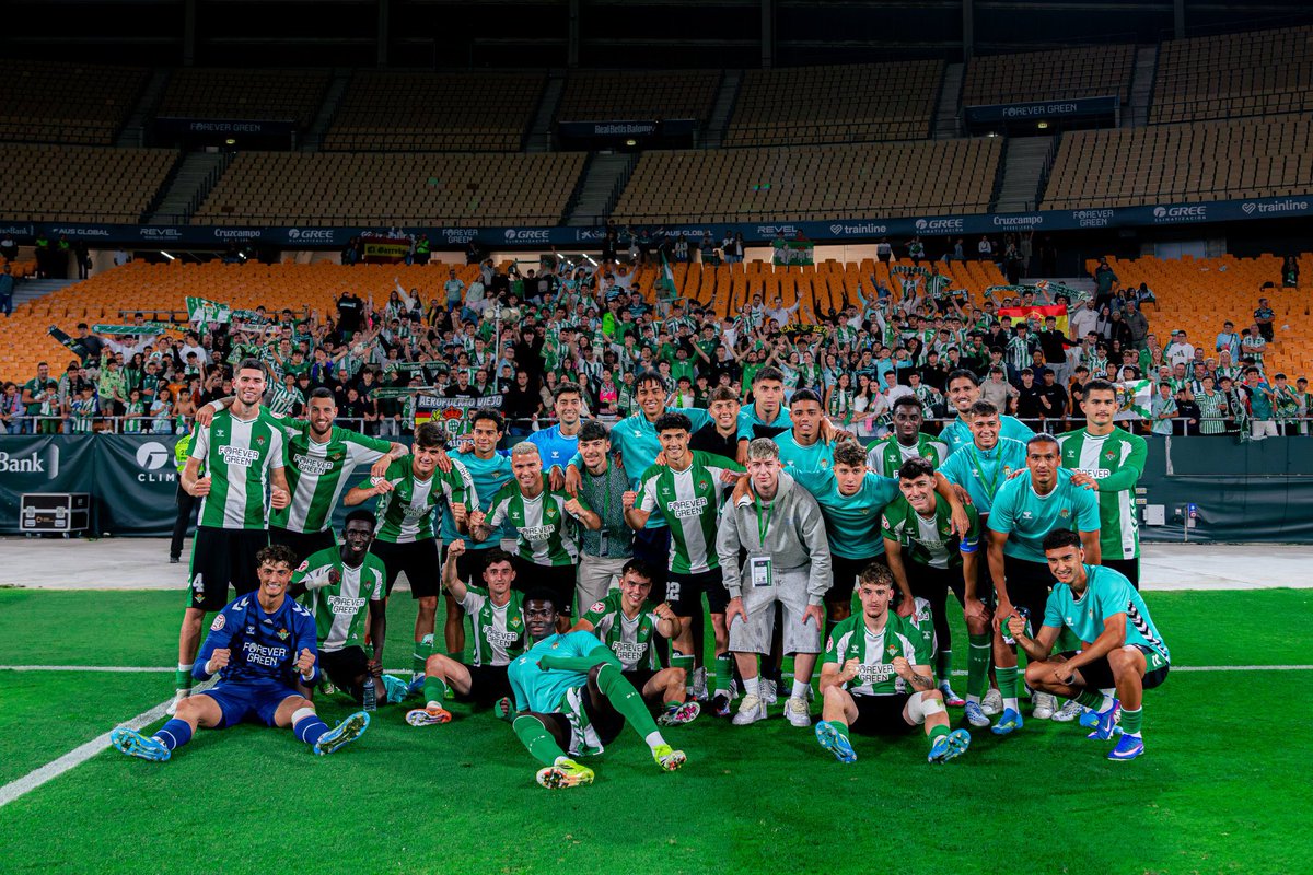 ElMagoBotas_'s tweet photo. No hay nada más bonito que hacer que los tuyos se sientan orgullosos. Y eso es exactamente lo que vosotros habéis conseguido.
Mi reconocimiento para @danifrago5 y todos los chavales de @RBetisCantera.
Que no haya podido ser al final no quite ni un ápice de mérito a este equipazo. https://t.co/2EPCCjgAdv