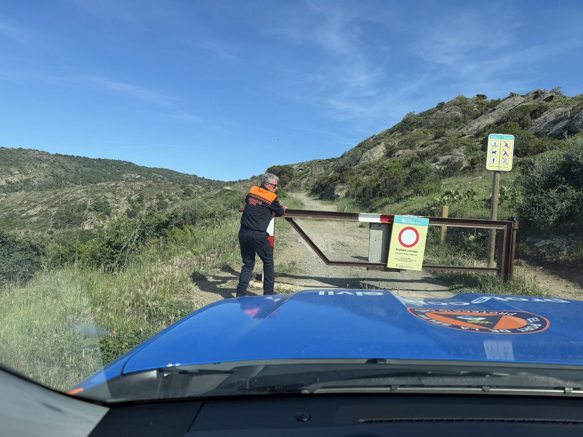 AVPCPORTSELVA's tweet photo. Evacuació de ciclista ferit, a Cala Taballera, fins a l’entrada del Camí de la Costa, on s’ha fet trànsfer amb 🚑 del @semgencat , x trasllat a hospital de Figueres.

Posteriorment hem tornat a Cala Taballera x recollir els fills del ferit i les 🚲🚲 i fer trasllat fins al Port https://t.co/AoMEWYOyba