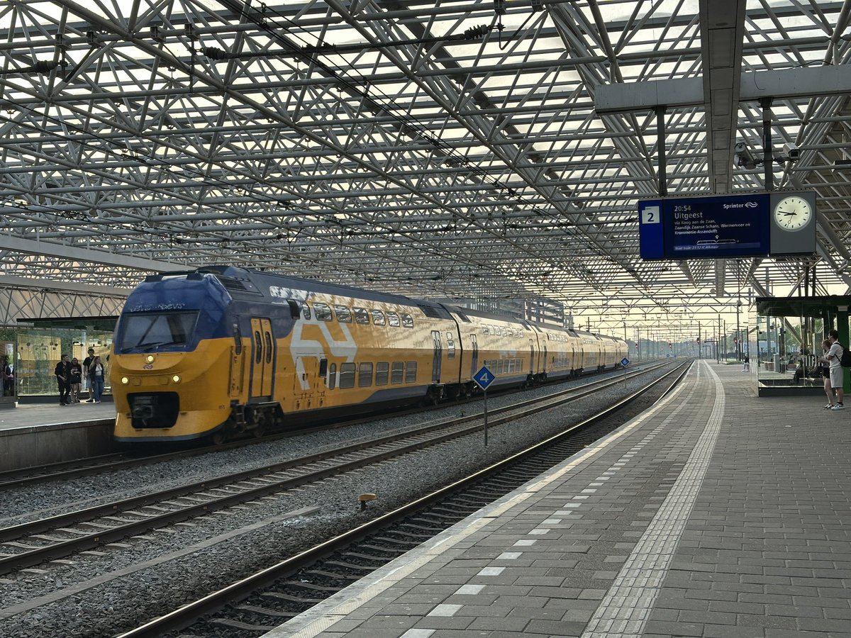 TheUnionBeyond's tweet photo. In the last half hour, the town of Zaandam in the Netherlands (pop. ~60k) has had more trains roll through than Seattle sees in a week. 😒 https://t.co/5lXlLeLhoF