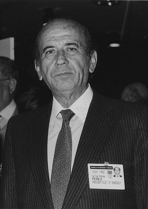 federicoalves's tweet photo. CUANDO LOS PRESIDENTES DE VENEZUELA TENÍAN COJONES CON LOS GRINGOS
El incidente ocurrió en febrero de 1977, durante el primer gobierno de Carlos Andrés Pérez (CAP), y puso a correr a toda la diplomacia de Washington.
La bomba del New York Times
El 18 de febrero de 1977, el periodista Seymour Hersh soltó una exclusiva durísima en el New York Times: la CIA tenía una lista de pagos secretos a gobernantes extranjeros. El artículo embarraba directamente a Carlos Andrés Pérez, asegurando que había cobrado fondos de la agencia en los años 60, cuando era Ministro de Relaciones Interiores de Rómulo Betancourt (una época en la que el gobierno venezolano combatía con todo a las guerrillas apoyadas por Fidel Castro).
El ultimátum de las 24 horas
La reacción de CAP fue instantánea y colérica. No se lo tomó como un simple chisme de prensa, sino como un insulto directo a su honor y a la soberanía de Venezuela.
Mandó a llamar de inmediato al embajador estadounidense en Caracas, Viron Vaky, y le plantó un mensaje de texto impecable pero letal para el recién estrenado presidente Jimmy Carter:
La exigencia: El gobierno de EE. UU. tenía que desmentir la noticia de forma oficial, pública y rotunda.
El plazo: Les dio 24 horas exactas. Si el Departamento de Estado no sacaba el comunicado negándolo todo en ese tiempo, Venezuela rompía relaciones diplomáticas en el acto y retiraba a su embajador.
Correrías en la Casa Blanca
Para Estados Unidos, perder el flujo de petróleo venezolano (Caracas era de sus principales proveedores) y enemistarse con CAP —que pisaba fuerte como líder del Tercer Mundo— era una pesadilla geopolítica. Así que la administración Carter se puso en modo control de daños a contrarreloj.

Carter reaccionó dentro del plazo. Redactó una carta personal dirigida a CAP que se leyó públicamente para frenar el escándalo. En la misiva, Carter:
Lamentó profundamente la publicación y rechazó los señalamientos del reportaje.
Aseguró categóricamente que esas acusaciones no tenían pies ni cabeza ni reflejaban la realidad de la relación entre ambos países.
Reafirmó su total respeto por la trayectoria democrática de Pérez.
¿En qué quedó todo?
Con el desmentido oficial y firmado por el propio inquilino de la Casa Blanca en la mano, Carlos Andrés Pérez dio el asunto por cerrado y se evitó la ruptura. Después, CAP aprovechó el revuelo en el Congreso para darse un baño de masas, usando el episodio como bandera de su política exterior nacionalista e independiente frente a las superpotencias.