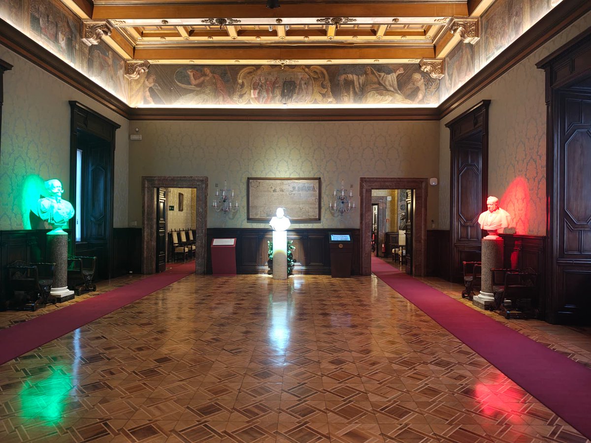 SenatoStampa's tweet photo. #NottedeiMusei. Grande affluenza stasera per le visite gratuite dell'Aula e le principali sale di #PalazzoMadama, incluse: #SalaGaribaldi con inedita illuminazione tricolore, mostra #IlVoltodelleDonne e #CartadiGreuter per gli 80 anni della #Repubblica https://t.co/CI4yyB2UzM https://t.co/BTtb8iWaOl