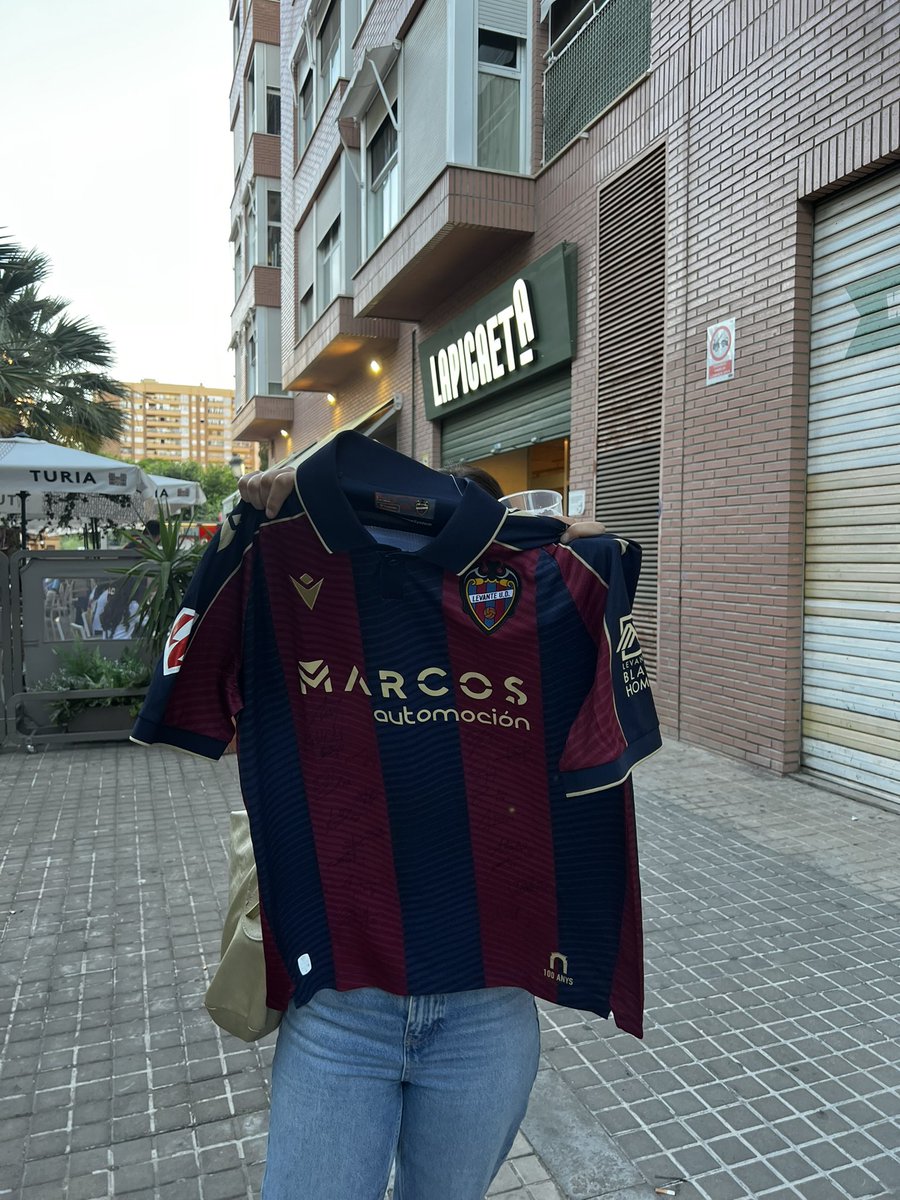 barlapicaeta's tweet photo. Sorteo de la camiseta firmada por toda la plantilla. Que tienes que hacer? Estar en La Picaeta Orriols viendo el partido, seguirnos, darle like y Retuit, y cuando se acabe el partido sabremos el ganador https://t.co/wr1t9pYccZ