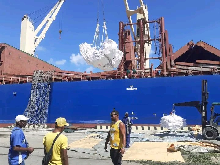 AnierArnedoS's tweet photo. 🌾🇨🇳 ¡Buenas noticias para nuestro pueblo!  

15 mil toneladas de arroz han llegado desde China, en un gesto de solidaridad que refuerza los lazos de amistad con el gigante asiático. Este importante envío será distribuido en todas las provincias del país.

#CubaNoEstáSola https://t.co/CDcDPFVRfn