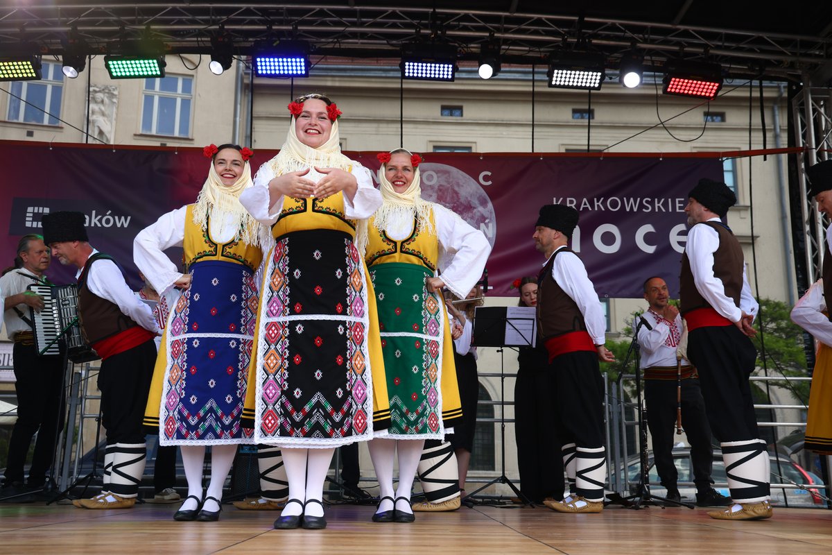 krakow_pl's tweet photo. A na dobranoc - Noc Tańca 💃✨
Dziś Kraków tańczy! Place, sceny plenerowe, teatry i centra kultury w całym mieście wypełnią się rytmem, ruchem i muzyką. #Kraków #NocTańca

Fot. Jan Graczyński/kraków.pl https://t.co/ISImSBObg1