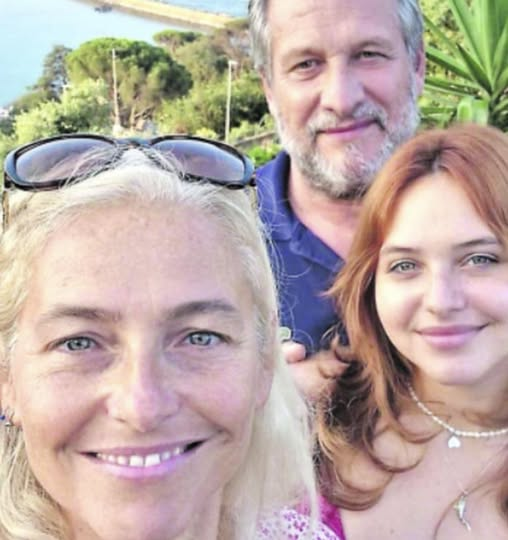 pierpi13's tweet photo. “Il mare me le ha portate via.
Monica e Giorgia erano due principesse per me. Due angeli sempre sorridenti, sempre piene di vita. Studiavano continuamente, era quella la loro passione, il loro mondo. Giorgia, dopo ingegneria biomedica, aveva quasi il sogno fisso di voler fare biologia marina, perché diceva sempre: “La mamma fa una cosa bellissima”.
Erano speciali. Per me erano come due sirene, qualcosa di incredibile e impossibile da spiegare davvero. E io mi pentivo ogni volta che ero nervoso, perché loro riuscivano sempre a rispondermi con un sorriso. Sempre.
È difficile accettarlo.
Monica viveva nel mare, era la sua vita. Davanti al suo studio non riesco nemmeno ad andare: è pieno di fiori, lettere, amore lasciato da chi le voleva bene.
E non andrò al riconoscimento dei corpi. Non ce la faccio. Io le ho sempre viste sorridere… e non voglio che la prima immagine diversa da quel sorriso resti impressa per sempre dentro di me. Non riesco nemmeno a pensarci.”
Carlo Sommacal.