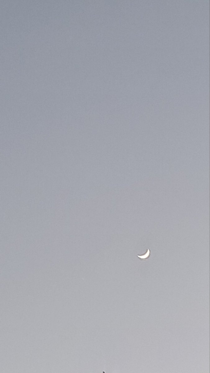 lightseekerusha's tweet photo. A quiet crescent hung above the rooftops, like a small unfinished poem resting in the evening sky.
Even in its sliver of light, the moon knows how to be beautiful— perhaps wholeness was never the requirement. 🌙
#MoonGazing #EveningSky  #NatureDiary #CrescentMoon #NatureStillness https://t.co/kTY8bjzGWh