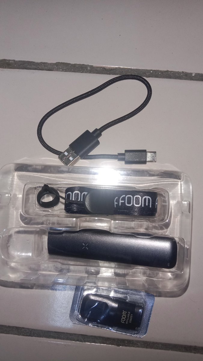 svvarowsky's tweet photo. wts pod foom x space gray,new ct 120k nego tipis add box 
#wts #pod #foom #zonauang #zonajajan https://t.co/izZLMNRYxM