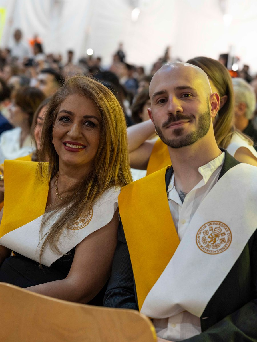 UCOMILLAS's tweet photo. El conocimiento tiene sentido cuando se comparte y se pone al servicio de los demás. Comillas ha celebrado el acto de graduación de postgrado en una ceremonia centrada en el cuidado, la responsabilidad y el compromiso social. https://t.co/u0fIG5olAg