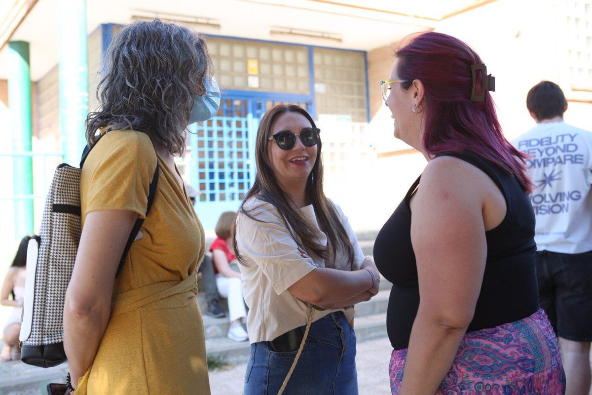 AidaCast's tweet photo. 🎂 40 años del CEIP Victoria Kent. Cuatro décadas de un patio que guarda historia, de docentes que dejaron huella, de familias que pusieron la educación en el centro.

Cuánto orgullo y qué bonito acompañaros. ¡Feliz aniversario! 💚 https://t.co/RluewiF3BL