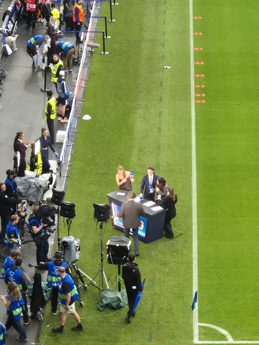 sort_viking's tweet photo. Barcelona - Lyonnes // CL Finale // Meget skuffet. Bedre stemning på Yven - Ise enn det greiene her. Og Tifo fra arrangør...? Lang vei å gå når det gjelder tribuna, men kampen var i det minste grei https://t.co/hPUHuPZF5e