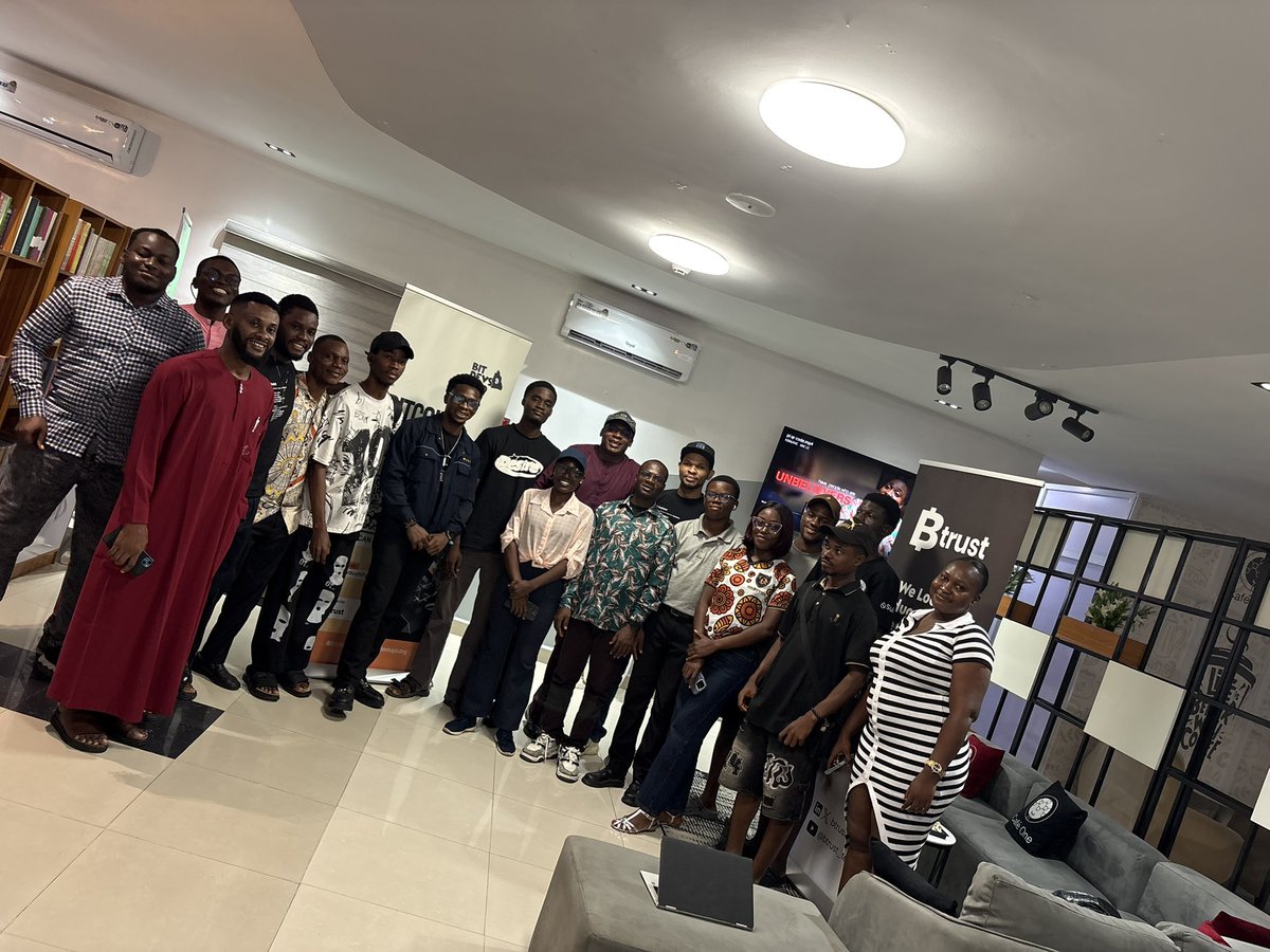 ChristianaUfia's tweet photo. Wrapped up the 11th Socratic Seminar with BitDevs Uyo 🍕⚡️
Good conversations, new insights, and celebrating Bitcoin Pizza Day with amazing people in the community 🚀
#BitDevsUyo #BitcoinPizzaDay #Bitcoin https://t.co/hzcNxsaVuW