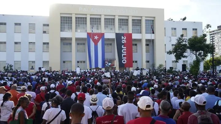 BellNiurka11764's tweet photo. El pueblo de #SantiagoDeCuba ha levantado su voz y las banderas en respuesta a las acusaciones de Estados Unidos contra el General de Ejército Raúl Castro, líder de la Revolución cubana. ni con acusaciones falsas, ni con bloqueo genocida nos arrodillarán. #RaúlEsRaúl https://t.co/ajQPzJk9Zp