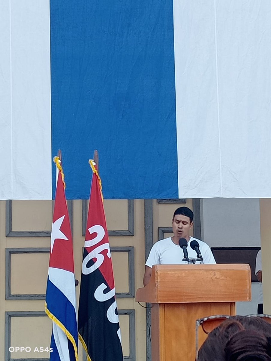 BellNiurka11764's tweet photo. El pueblo de #SantiagoDeCuba ha levantado su voz y las banderas en respuesta a las acusaciones de Estados Unidos contra el General de Ejército Raúl Castro, líder de la Revolución cubana. ni con acusaciones falsas, ni con bloqueo genocida nos arrodillarán. #RaúlEsRaúl https://t.co/ajQPzJk9Zp