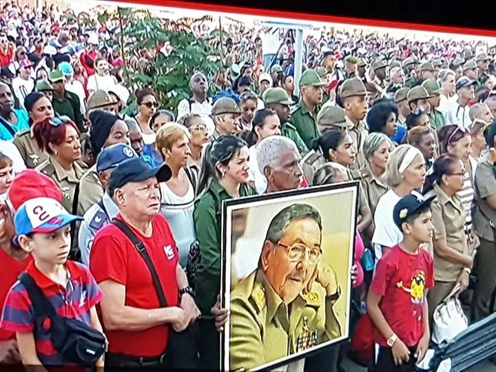 BellNiurka11764's tweet photo. El pueblo de #SantiagoDeCuba ha levantado su voz y las banderas en respuesta a las acusaciones de Estados Unidos contra el General de Ejército Raúl Castro, líder de la Revolución cubana. ni con acusaciones falsas, ni con bloqueo genocida nos arrodillarán. #RaúlEsRaúl https://t.co/ajQPzJk9Zp